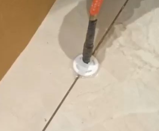 鹿寨瓷砖空鼓维修公司专业解答瓷砖在铺贴过程中，如果没有涂抹均匀到位的粘结材料（如水泥砂浆或瓷砖胶），可能会导致以下问题