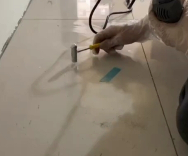 鹿寨瓷砖开裂维修公司专业分享瓷砖在铺贴前如果没有沥干水分，将会导致以下问题